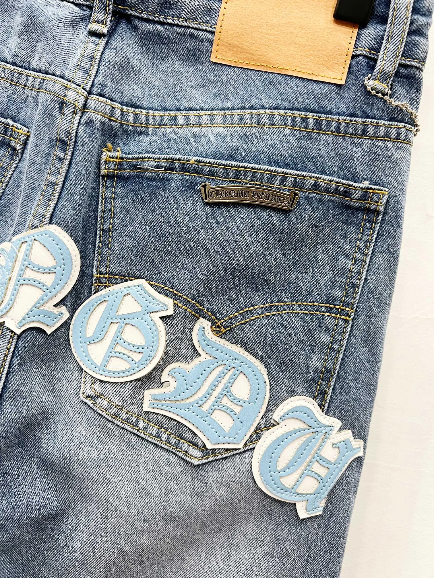 P260 Style number: (K740) Style number: (K550) Chrome Hearts & Chrome Hearts CH city limited series Sanskrit cross patch leather jeans need to be washed and then disassembled and hand-stitched with sheepskin cross leather and then spliced ​​together to complete. The whole process is too complicated to describe. The texture can be seen in the hand, and it looks good. The styles with different washed textures are very friendly to people with thin legs and thick legs. The straight version is very flattering to the leg shape. The moderate length is timeless and can be matched easily and casually. It is the basic styling foundation for various styles and is a must-have in the wardrobe! The fabric is stiff but also makes the upper body soft without losing texture. The washing process is even more perfect. It is a must-have item for everyone! ! ! Washed wheat, hang tag, pants label, three labels are complete, the upper body effect is particularly stiff and stylish, super stylish, same style for men and women - Color: Size: 28 30 32 34